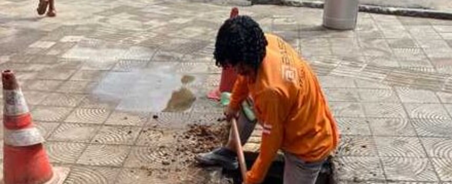 Prefeitura de Ilhéus intensifica limpeza de canais pluviais no Centro