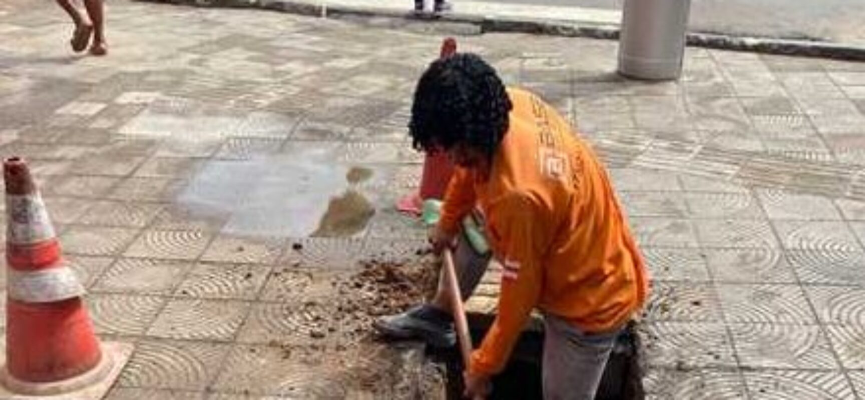 Prefeitura de Ilhéus intensifica limpeza de canais pluviais no Centro