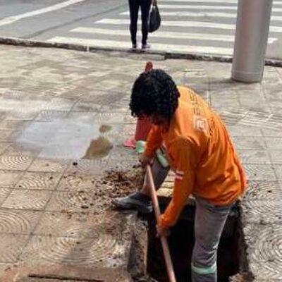 Prefeitura de Ilhéus intensifica limpeza de canais pluviais no Centro