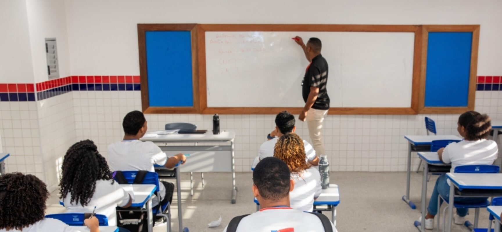 SEC publica edital para contratação de 1.906 professores da Educação Básica por meio de regime especial