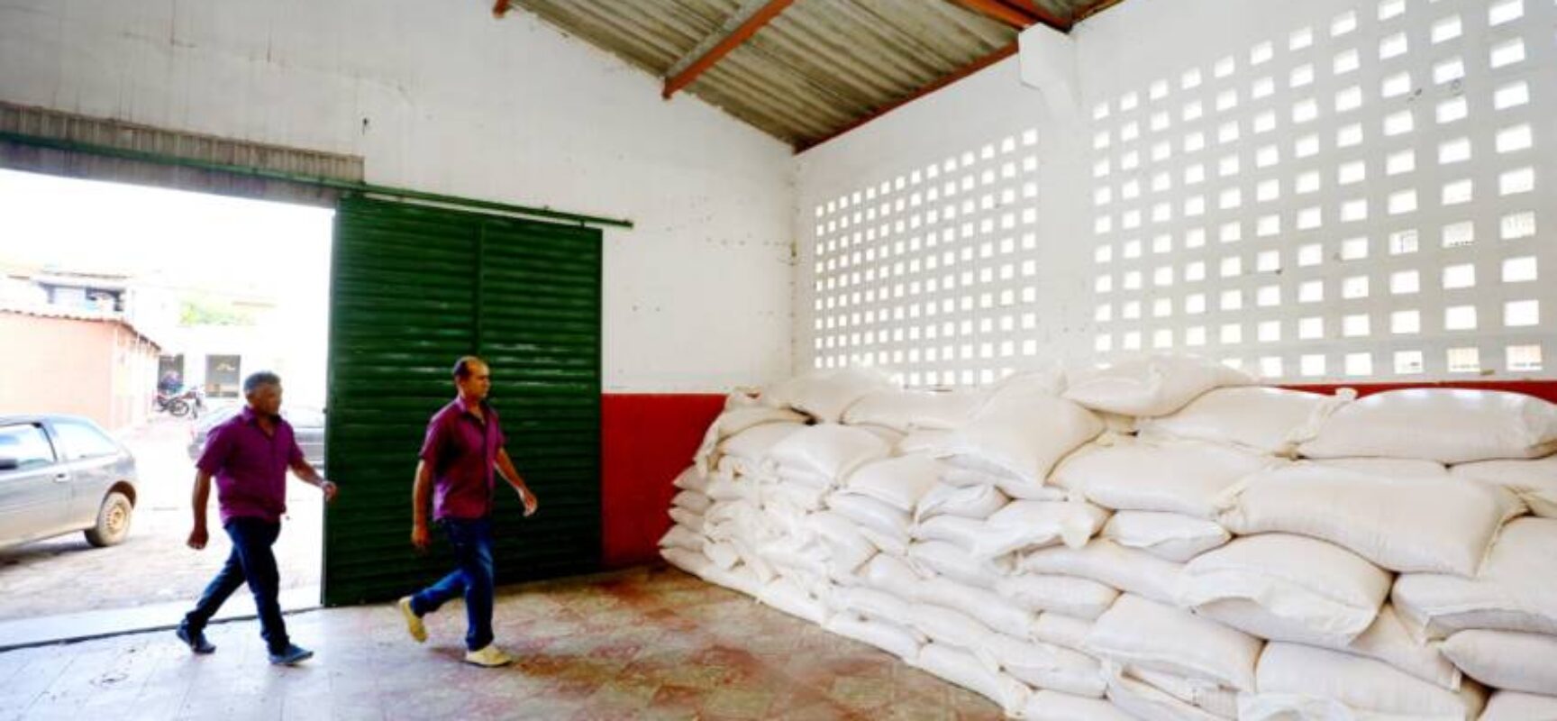 Entrega de milho e outras ações emergenciais ajudam agricultores do interior baiano a enfrentarem consequências da seca