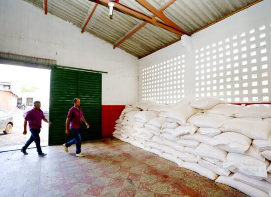 Entrega de milho e outras ações emergenciais ajudam agricultores do interior baiano a enfrentarem consequências da seca