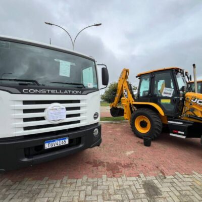 Governo do Estado entrega maquinários e autoriza requalificação de mercado municipal em Jaguaquara