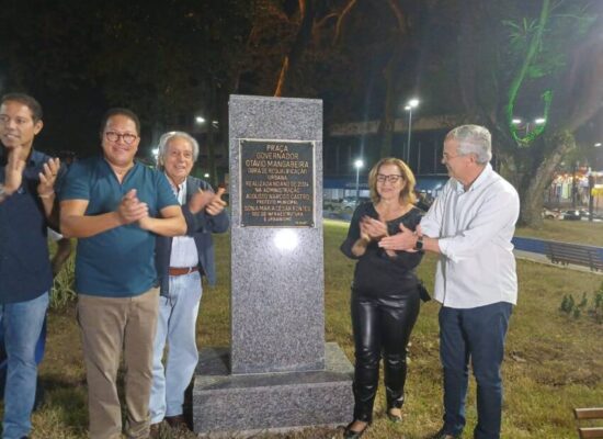 Crianças e idosos fazem a festa na entrega da Praça Otávio Mangabeira no centro de Itabuna