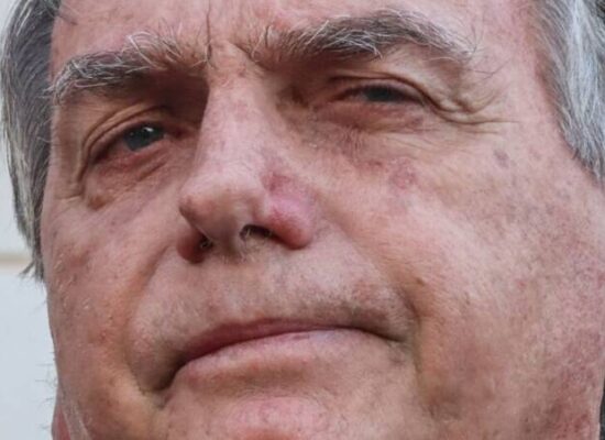 PF diz que Bolsonaro e Carlos integravam organização criminosa na Abin