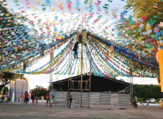 Cidades baianas em emergência por seca investem milhões em festas de São João