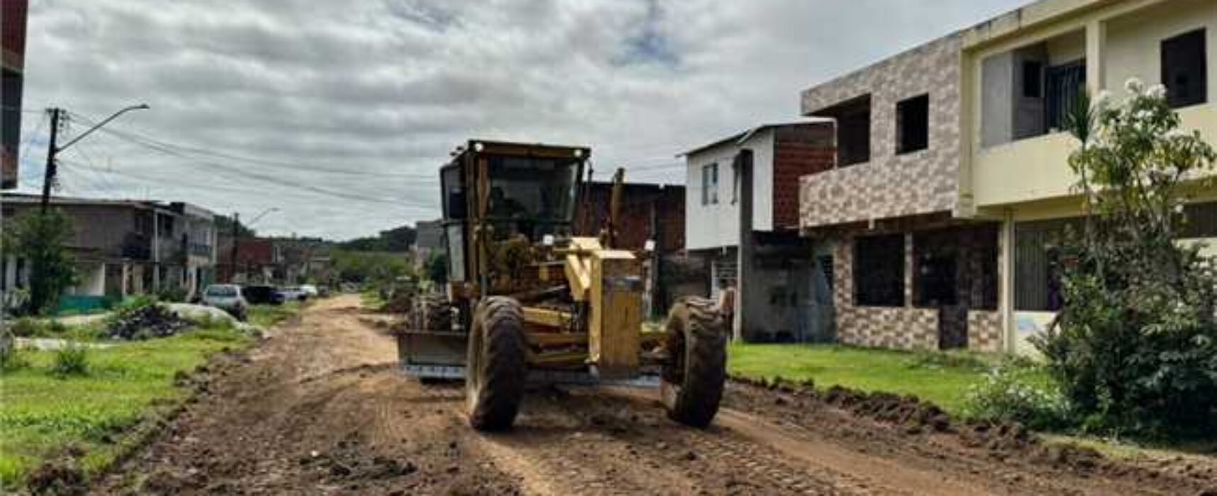 Prefeitura de Ilhéus realiza serviços de patrolamento no bairro Teotônio Vilela