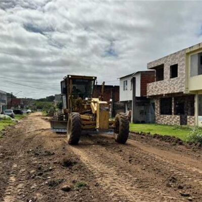 Prefeitura de Ilhéus realiza serviços de patrolamento no bairro Teotônio Vilela
