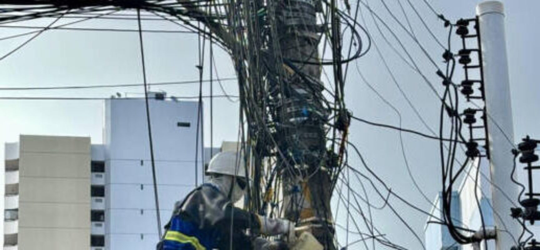 Em cinco meses, mais de 480 toneladas de cabos de telecomunicações irregulares são retiradas dos postes na Bahia
