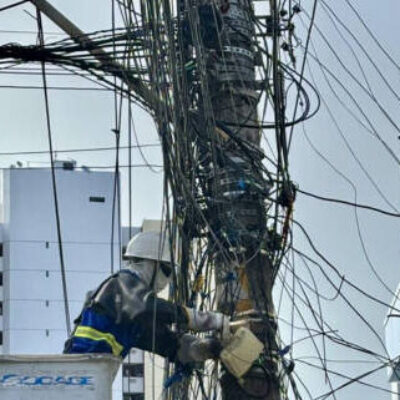 Em cinco meses, mais de 480 toneladas de cabos de telecomunicações irregulares são retiradas dos postes na Bahia