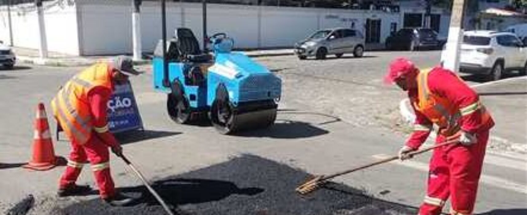 Prefeitura de Ilhéus realiza operação de tapa-buraco na Rua Tobias Barreto e Rua Rotary