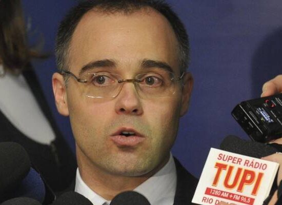 André Mendonça assume relatoria de ação que tenta paralisar processo sobre plano de golpe