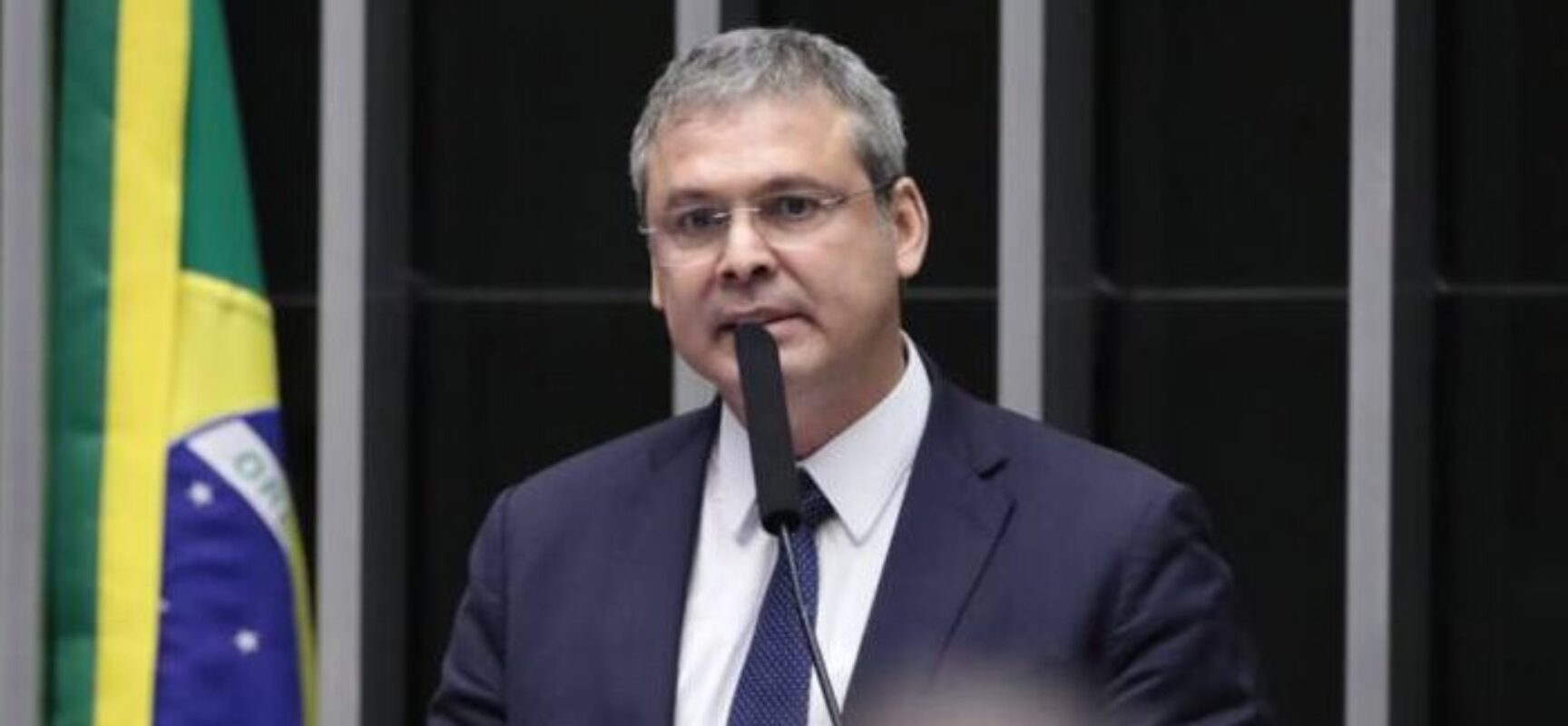 Líder do PT aciona STF para barrar nomeação de Eduardo Bolsonaro e evitar manobra para manter mandato