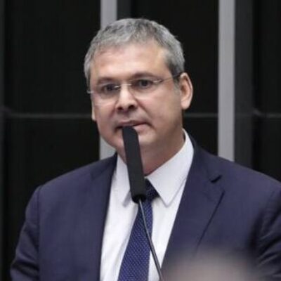 Líder do PT aciona STF para barrar nomeação de Eduardo Bolsonaro e evitar manobra para manter mandato