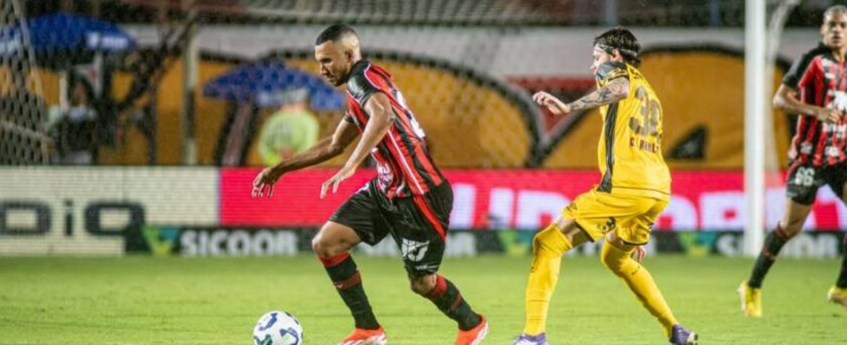 Vitória sofre gol nos acréscimos e empata com o Sport em pleno Barradão