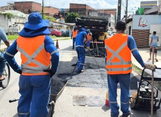 Prefeitura de Itabuna executa Operação Tapa Buracos na Califórnia e Santo Antônio