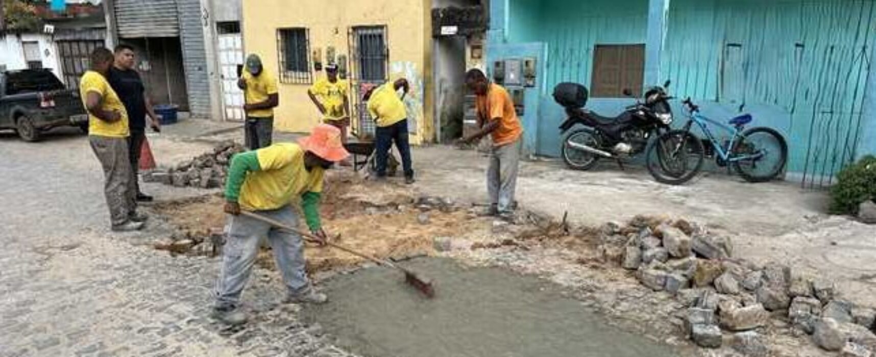 Prefeitura de Ilhéus realiza troca de manilhas na Rua da Paz, na Barra
