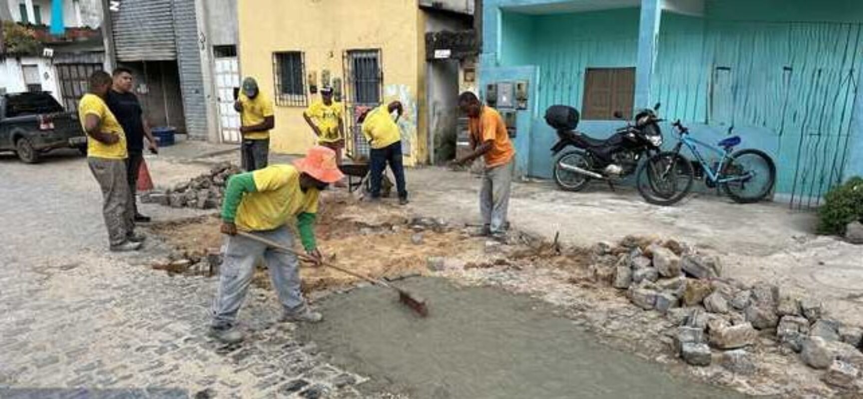 Prefeitura de Ilhéus realiza troca de manilhas na Rua da Paz, na Barra