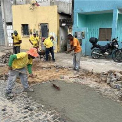 Prefeitura de Ilhéus realiza troca de manilhas na Rua da Paz, na Barra