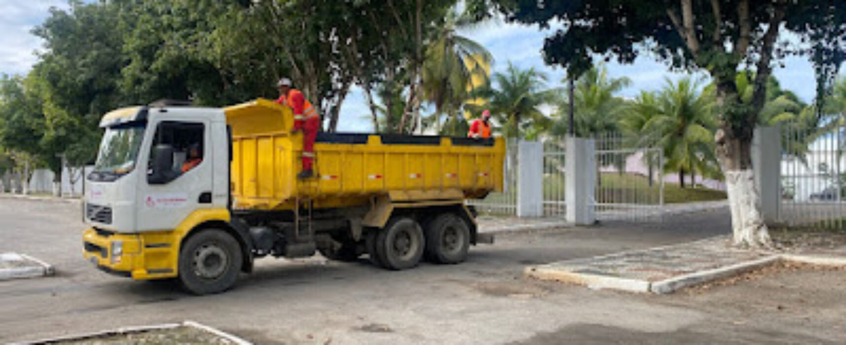 Prefeitura de Ilhéus realiza limpeza em frente ao Centro de Convenções para o Chocolat Festival