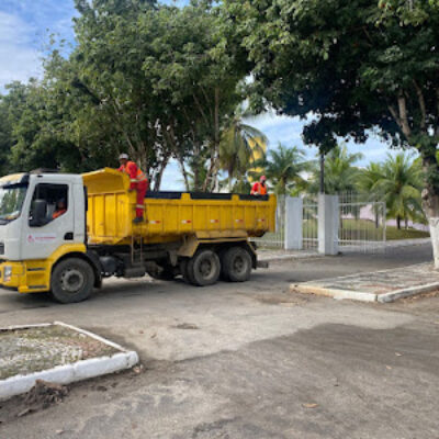 Prefeitura de Ilhéus realiza limpeza em frente ao Centro de Convenções para o Chocolat Festival