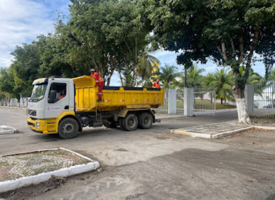 Prefeitura de Ilhéus realiza limpeza em frente ao Centro de Convenções para o Chocolat Festival