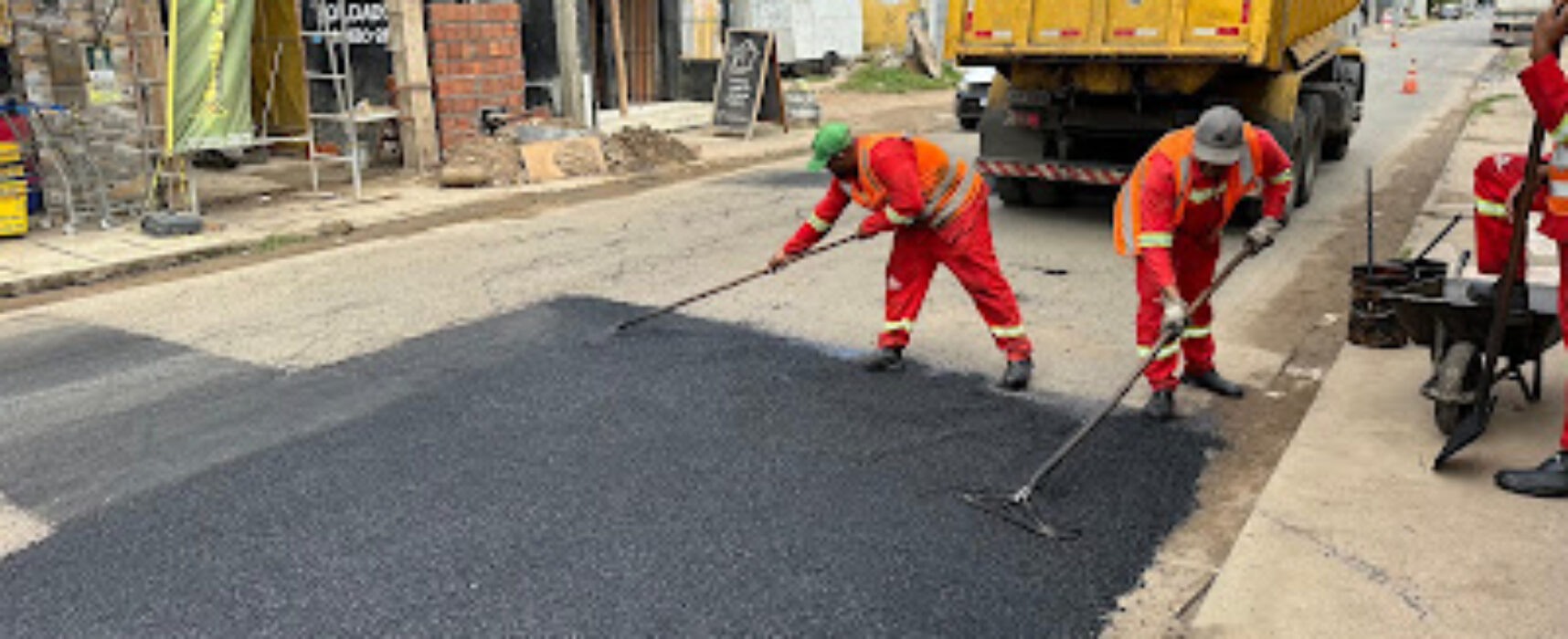 Prefeitura de Ilhéus intensifica operação tapa-buracos em diversos bairros da cidade