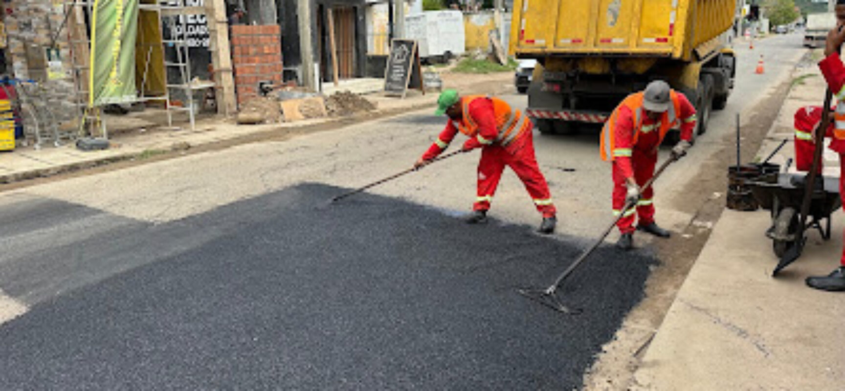 Prefeitura de Ilhéus intensifica operação tapa-buracos em diversos bairros da cidade