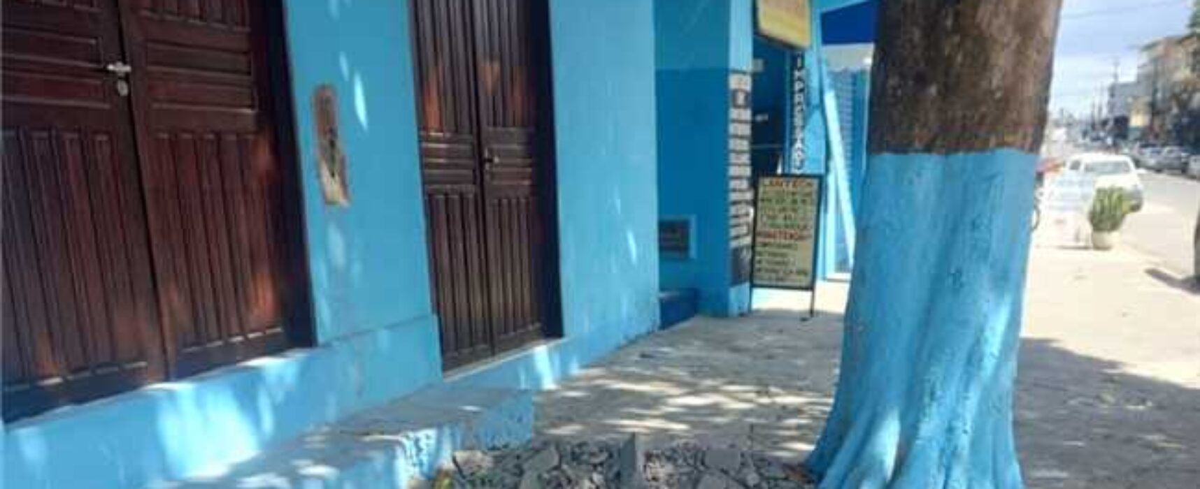 Prefeitura de Ilhéus remove construção irregular que obstruía calçada no Nelson Costa