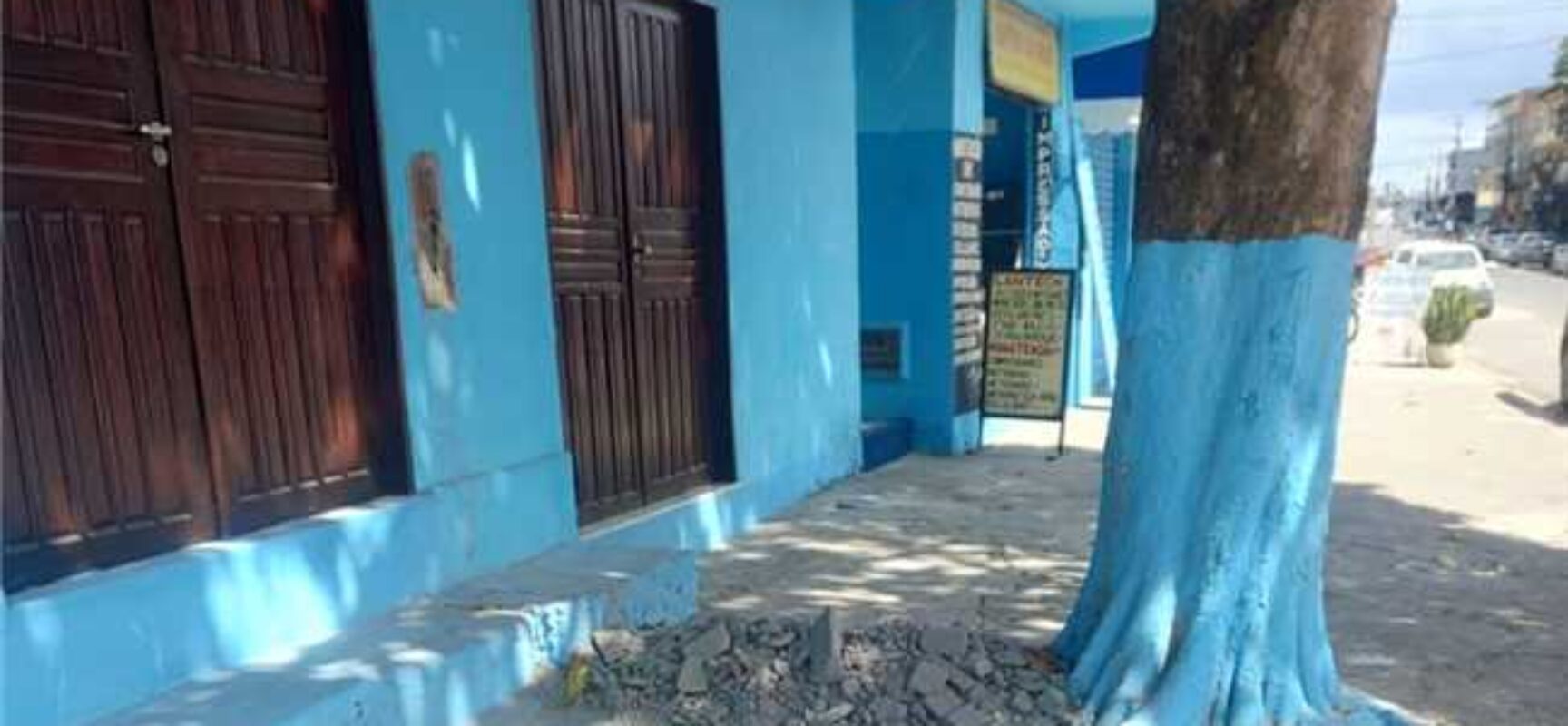 Prefeitura de Ilhéus remove construção irregular que obstruía calçada no Nelson Costa