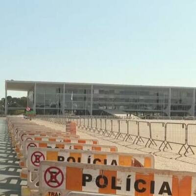 Polícia Militar fecha Praça dos Três Poderes, em Brasília, para visitação de turistas