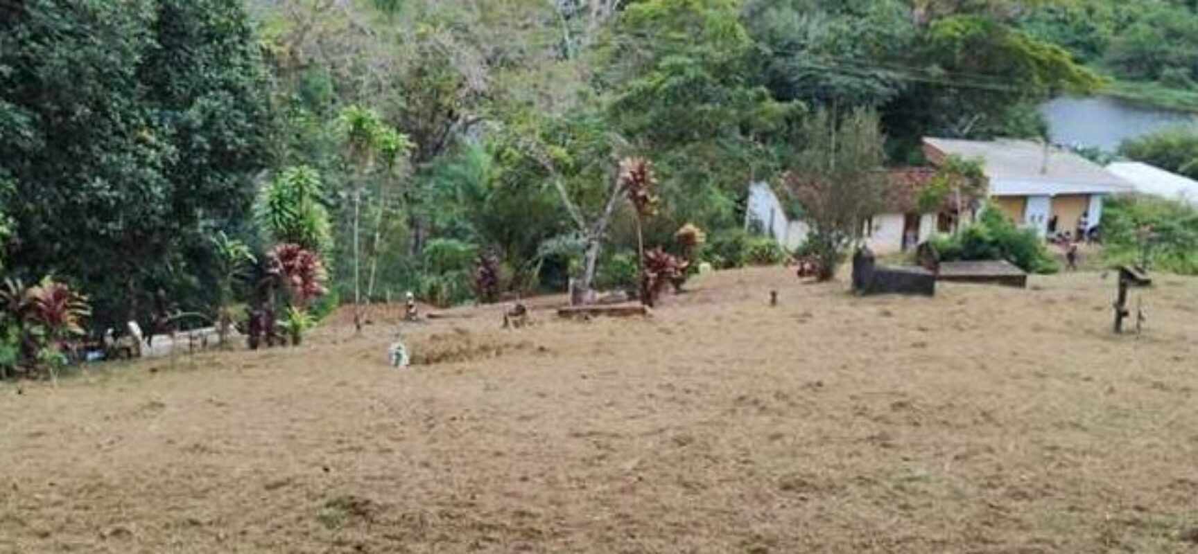 Prefeitura de Ilhéus realiza ação de limpeza no cemitério do Rio do Engenho