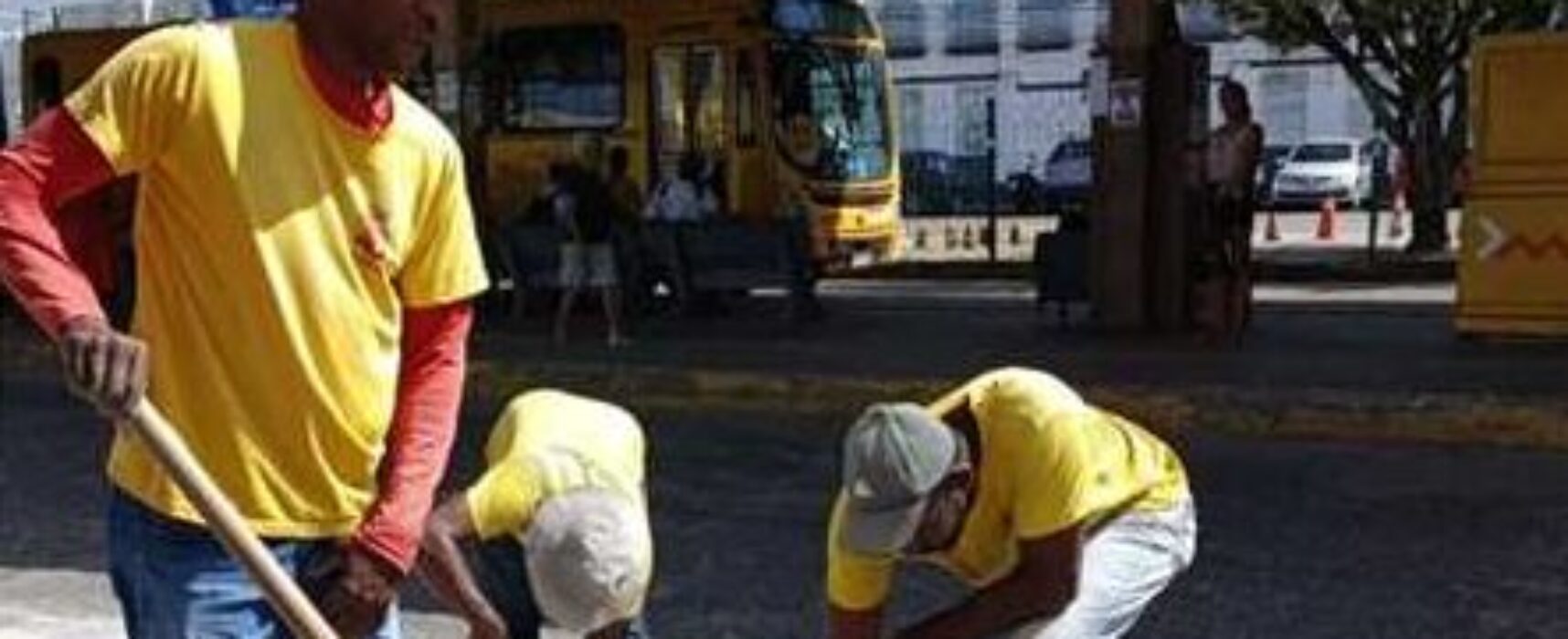 Prefeitura de Ilhéus realiza troca de tampas de bueiros em diversos pontos da cidade