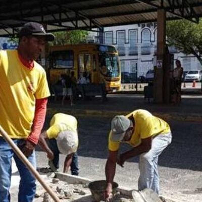 Prefeitura de Ilhéus realiza troca de tampas de bueiros em diversos pontos da cidade