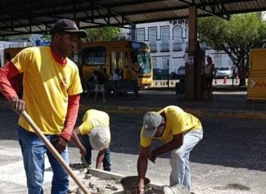 Prefeitura de Ilhéus realiza troca de tampas de bueiros em diversos pontos da cidade