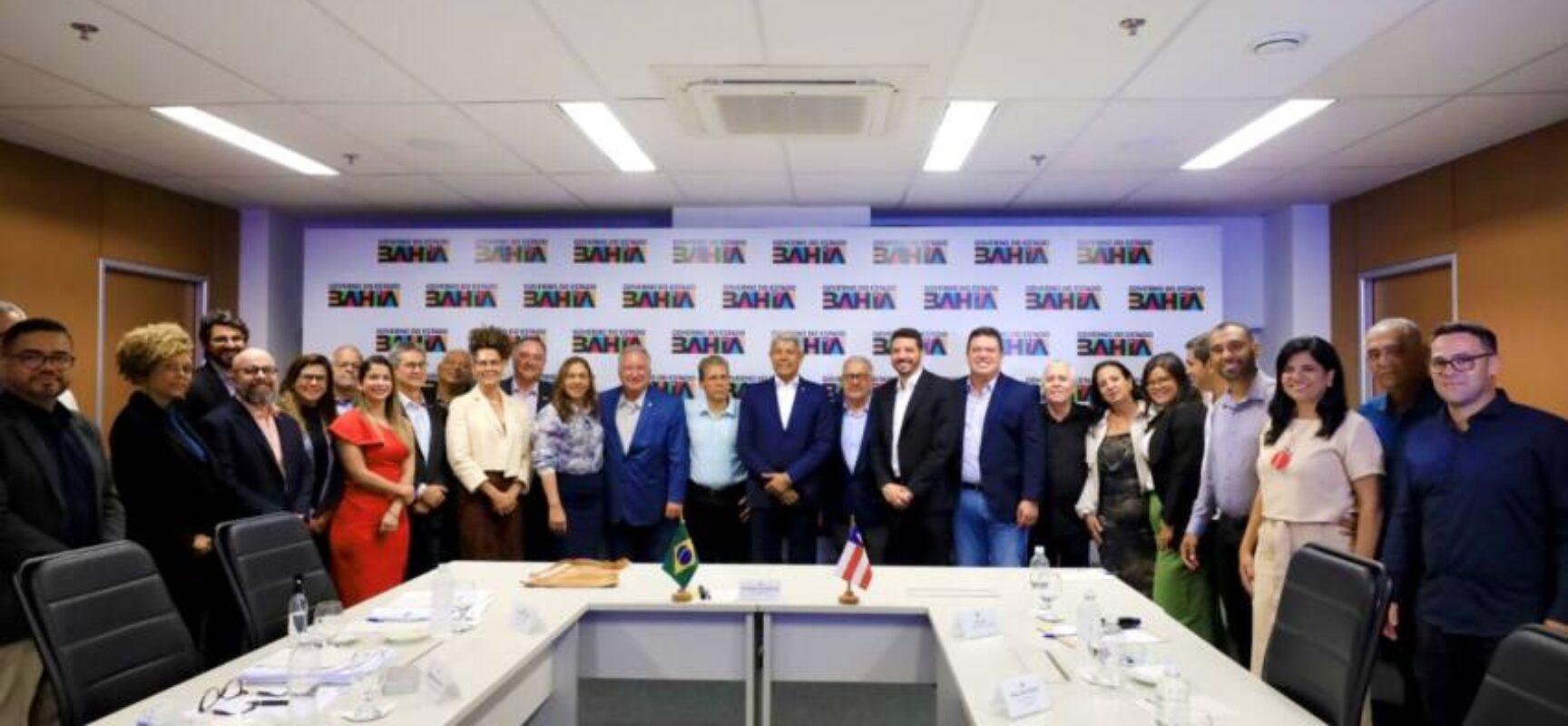 Governador recebe prefeito de Jussiape e discute investimentos no município