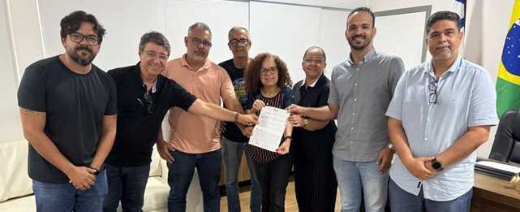 Prefeitura de Ilhéus valoriza servidores da educação e firma acordo de reajuste salarial
