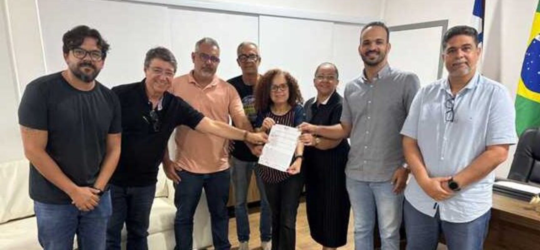 Prefeitura de Ilhéus valoriza servidores da educação e firma acordo de reajuste salarial