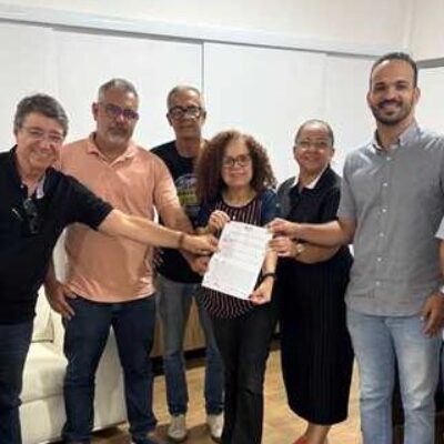 Prefeitura de Ilhéus valoriza servidores da educação e firma acordo de reajuste salarial