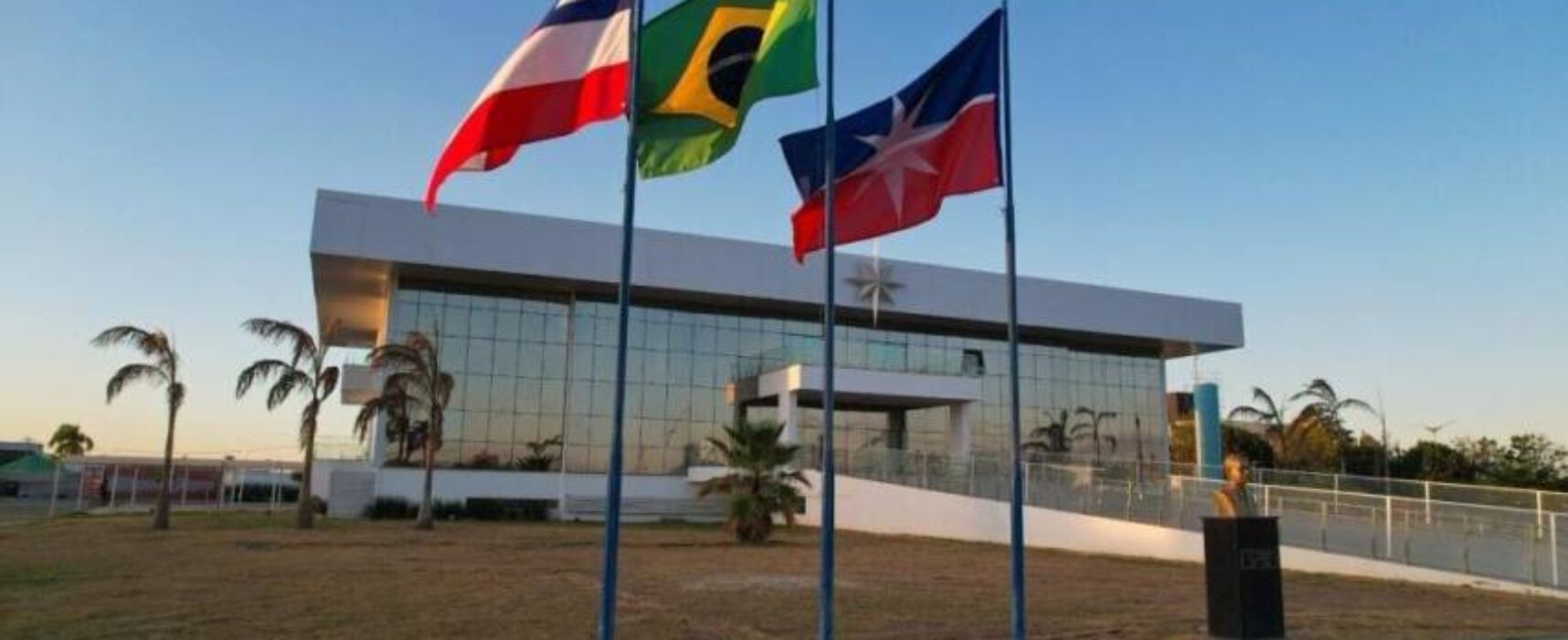 Prefeitura de LEM paga R$ 10 milhões a empresa de Goiás para fornecer unidade móvel de saúde e vira alvo do MP e TCM