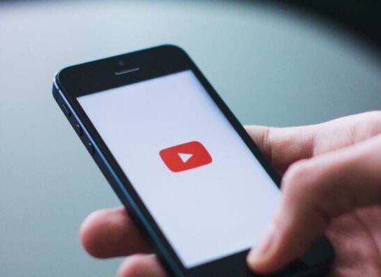 Justiça obriga YouTube a adotar medidas contra publicidade abusiva com crianças