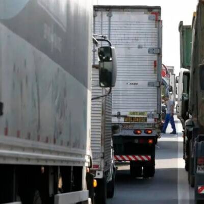 Ministério da Saúde apresenta unidades móveis de saúde para caminhoneiros