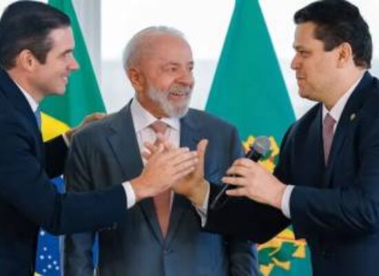 Lula chama Hugo e Alcolumbre para assinatura da MP do tarifaço