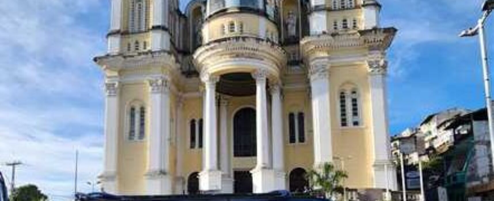 Prefeitura de Ilhéus intensifica limpeza nas escadarias da Catedral de São Sebastião