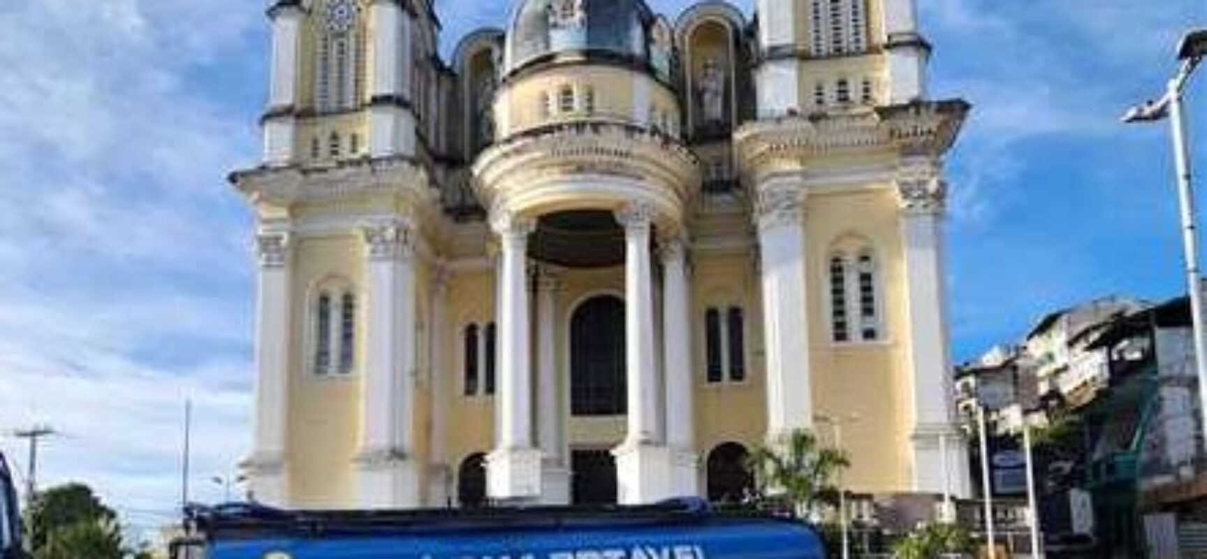 Prefeitura de Ilhéus intensifica limpeza nas escadarias da Catedral de São Sebastião