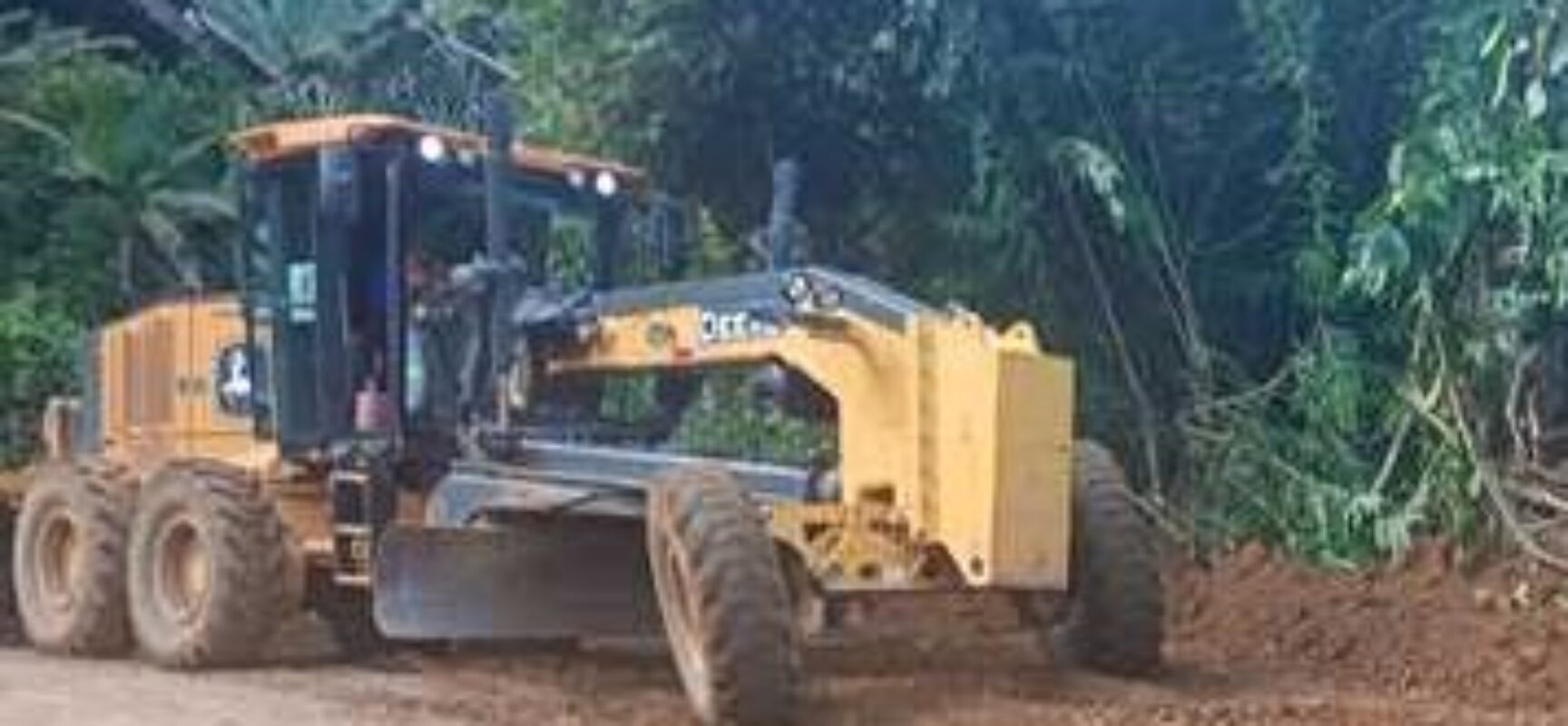 Prefeitura de Ilhéus realiza operação de encascalhamento na Lagoa Encantada e arredores