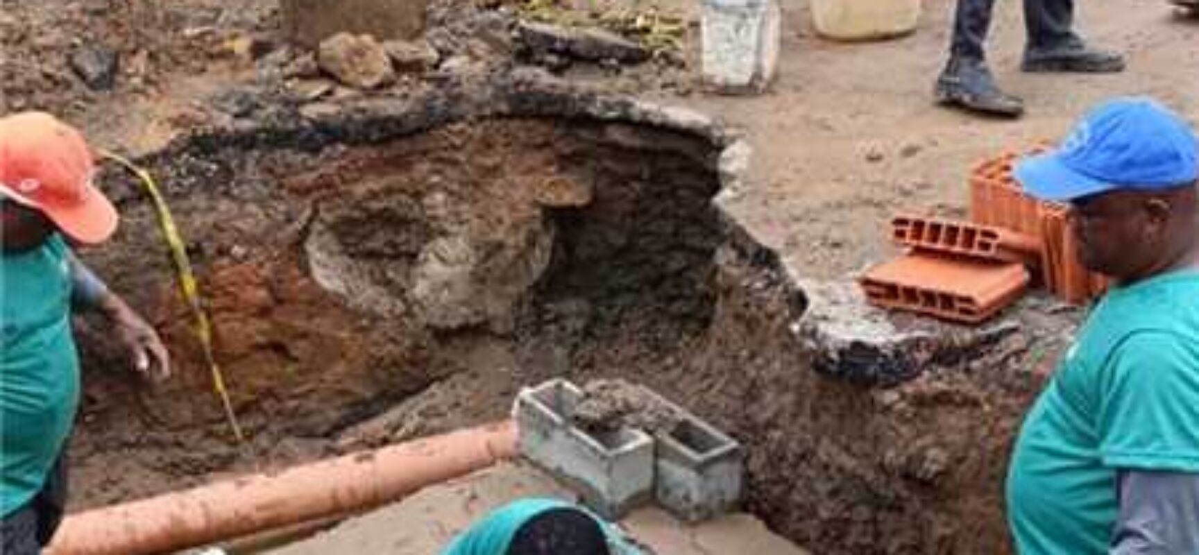Prefeitura de Ilhéus executa obra de drenagem na Rua Campo Verde, no Teotônio Vilela