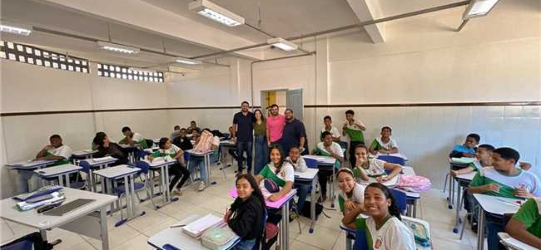 Prefeitura de Ilhéus inicia entrega de novas carteiras escolares no IME