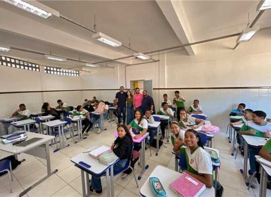 Prefeitura de Ilhéus inicia entrega de novas carteiras escolares no IME