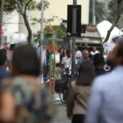 População brasileira chega a 213,4 milhões em julho de 2025